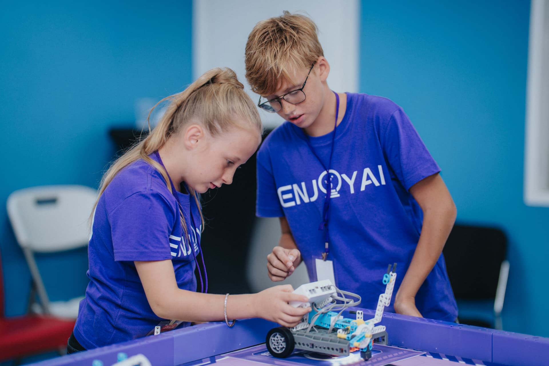 Twee leerlingen werken samen aan een robot tijdens een ENJOY AI competitie